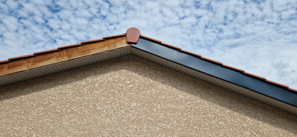 20250707_101448 pose de bandeaux aluminium à Villefranche-sur-Saône