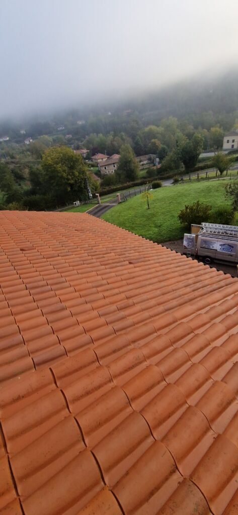 20251008_091119 démoussage de toiture à Lamure-sur-Azergues après