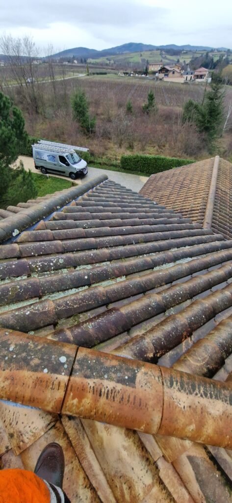 Devis gratuit pour votre démoussage de toiture à Gleizé